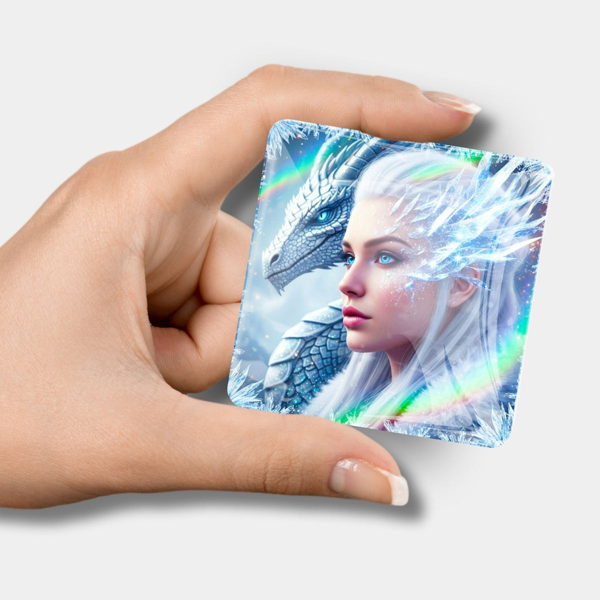 Dragon Queen Cover Minder aus Glas für Diamond Painting mit glitzerndem Drachen-Motiv magnetisch in der Hand gehalten
