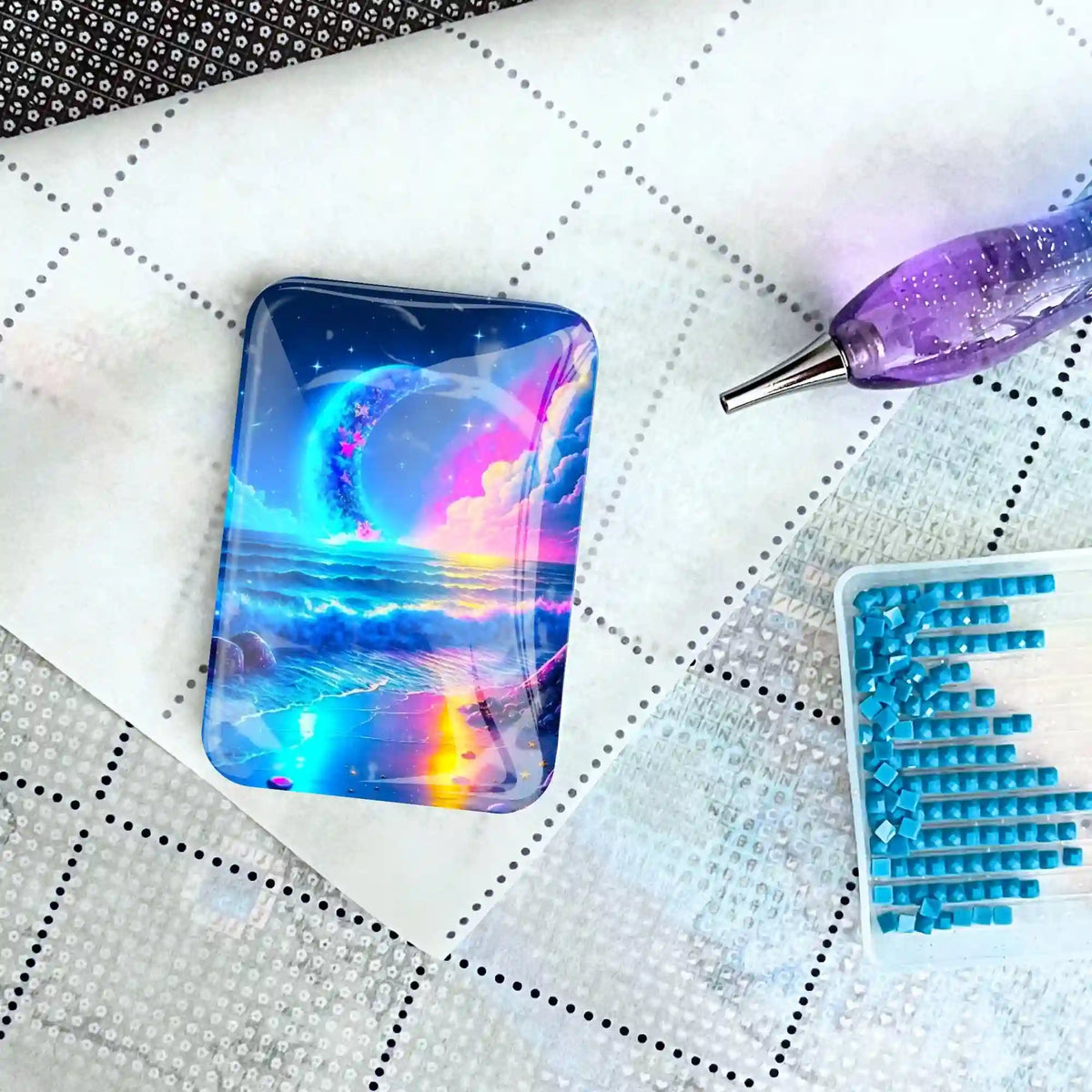 Glas-Coverminder mit Strand-im-Mondschein-Motiv für Diamond Painting Zubehör auf weißer Leinwand mit Stift und Steinen