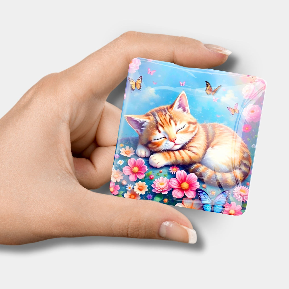 Magischer Glaskristall Cover Minder mit Katzen-Motiv in einer Hand als funktionales Diamond Painting Zubehör