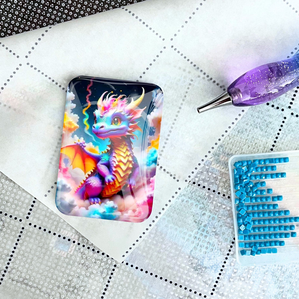 Baby Drachen Cover Minder aus Glas als magnetisches Accessoire für dein nächstes Diamond Painting Projekt.