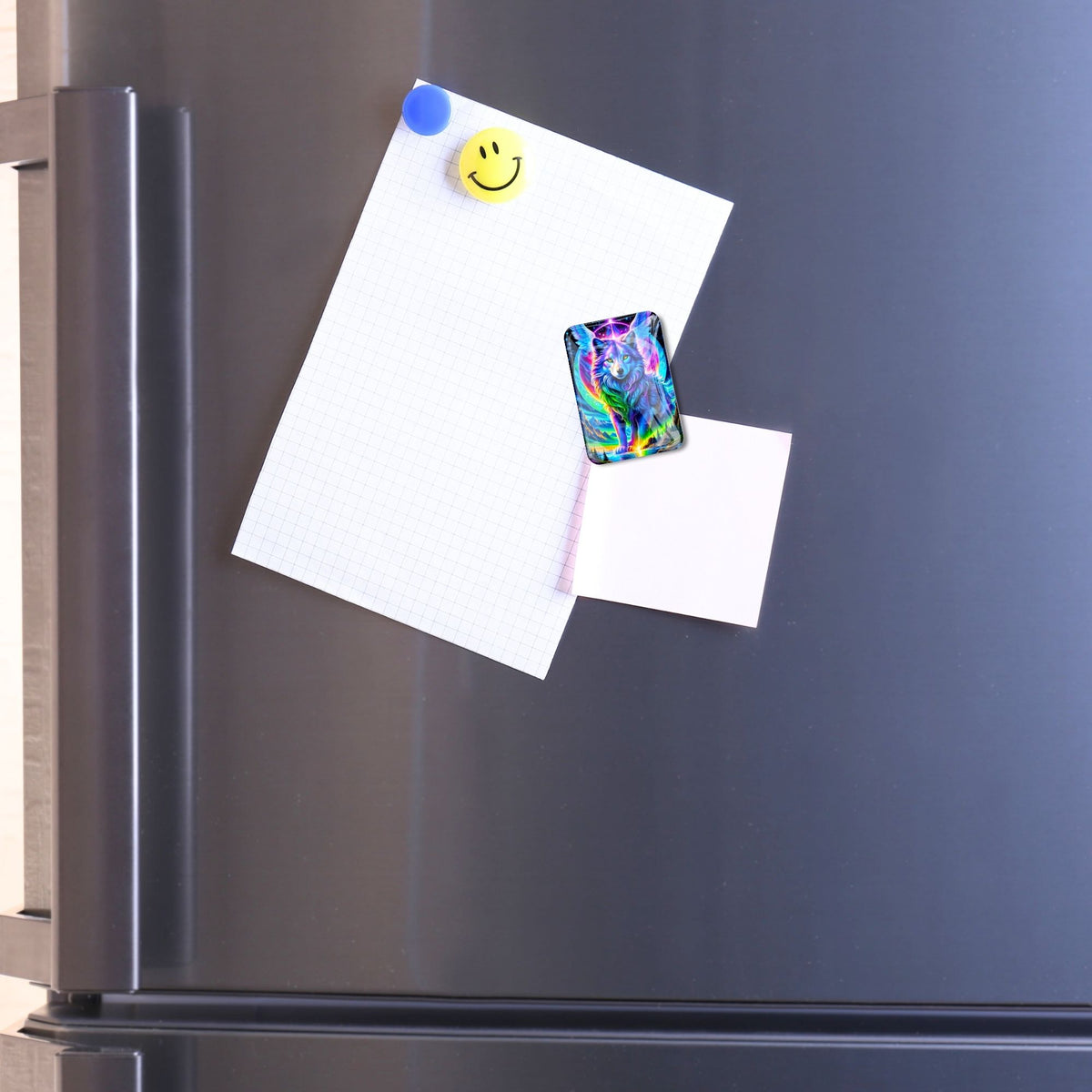 Geflügelter Wächter Cover Minder als magnetisches Zubehör für Diamond Painting auf einer Kühlschranktür.