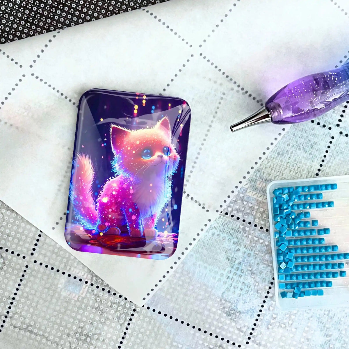 Zuckerkätzchen Cover Minder aus Glas auf Diamond Painting Leinwand mit Werkzeug und blauen Diamanten