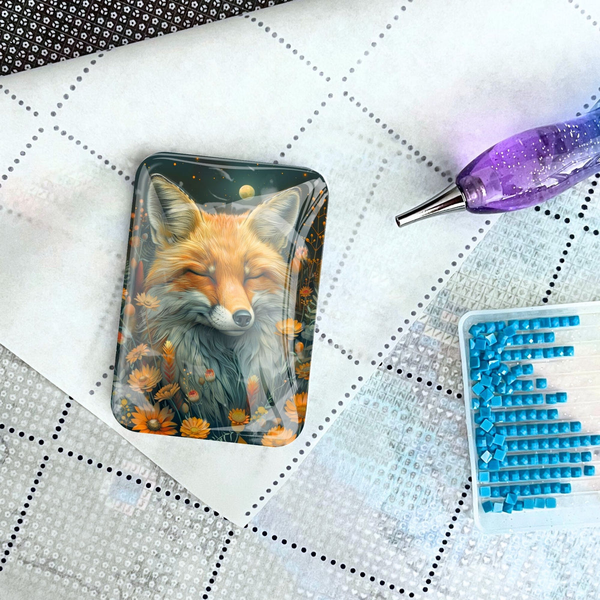 Foxy Dreams Cover Minder auf Diamond Painting Leinwand mit Glitzerstift und blauen Diamanten