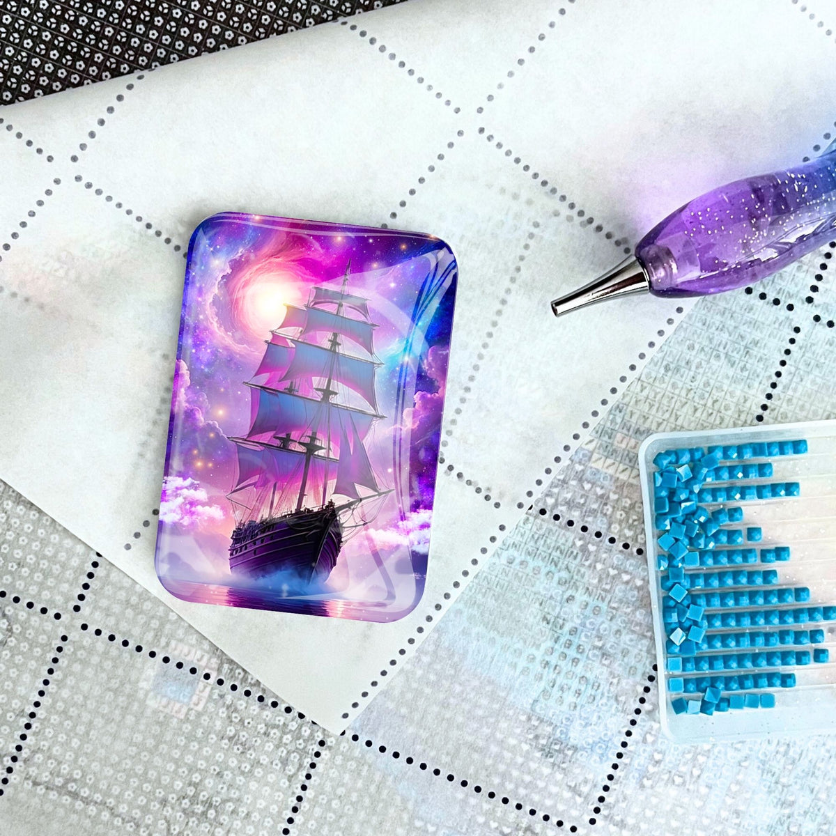 Starlight Ocean Coverminder mit Segelschiff Motiv auf einer Diamond Painting Leinwand mit Glitzersteinen