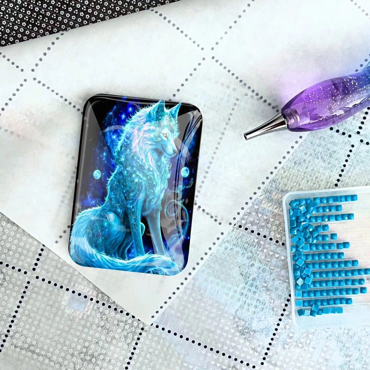 Magischer Wolf Cover Minder aus Glas als magnetischer Helfer für Diamond Painting auf einer Leinwand mit Zubehör