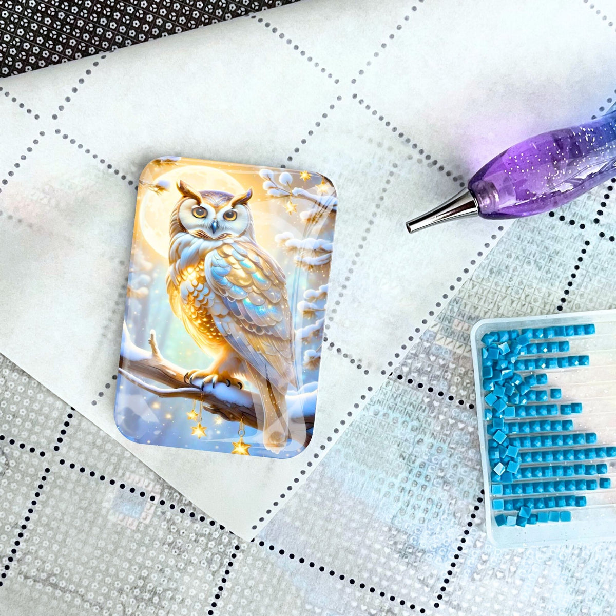 Goldene Schneeeule Cover Minder aus Glas auf Diamond Painting Leinwand mit Glitzersteinen und Applikator