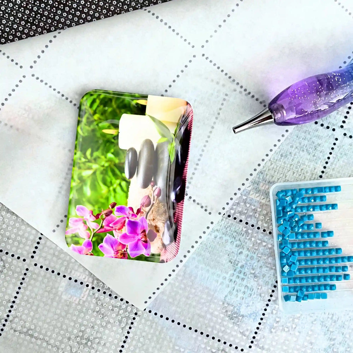 Glas Cover Minder mit Entspannungs-Motiv auf einer Diamond Painting Leinwand mit Stift und blauen Diamanten