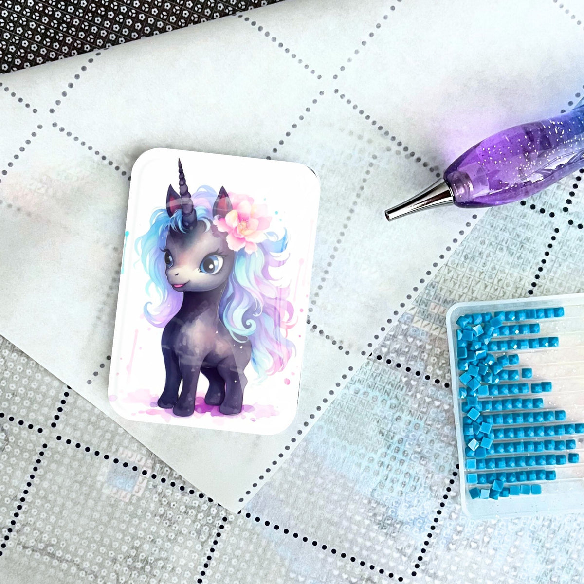 Serafina Einhorn Cover Minder auf Diamond Painting Leinwand mit Glitzer-Stift und blauem Steinchen-Set