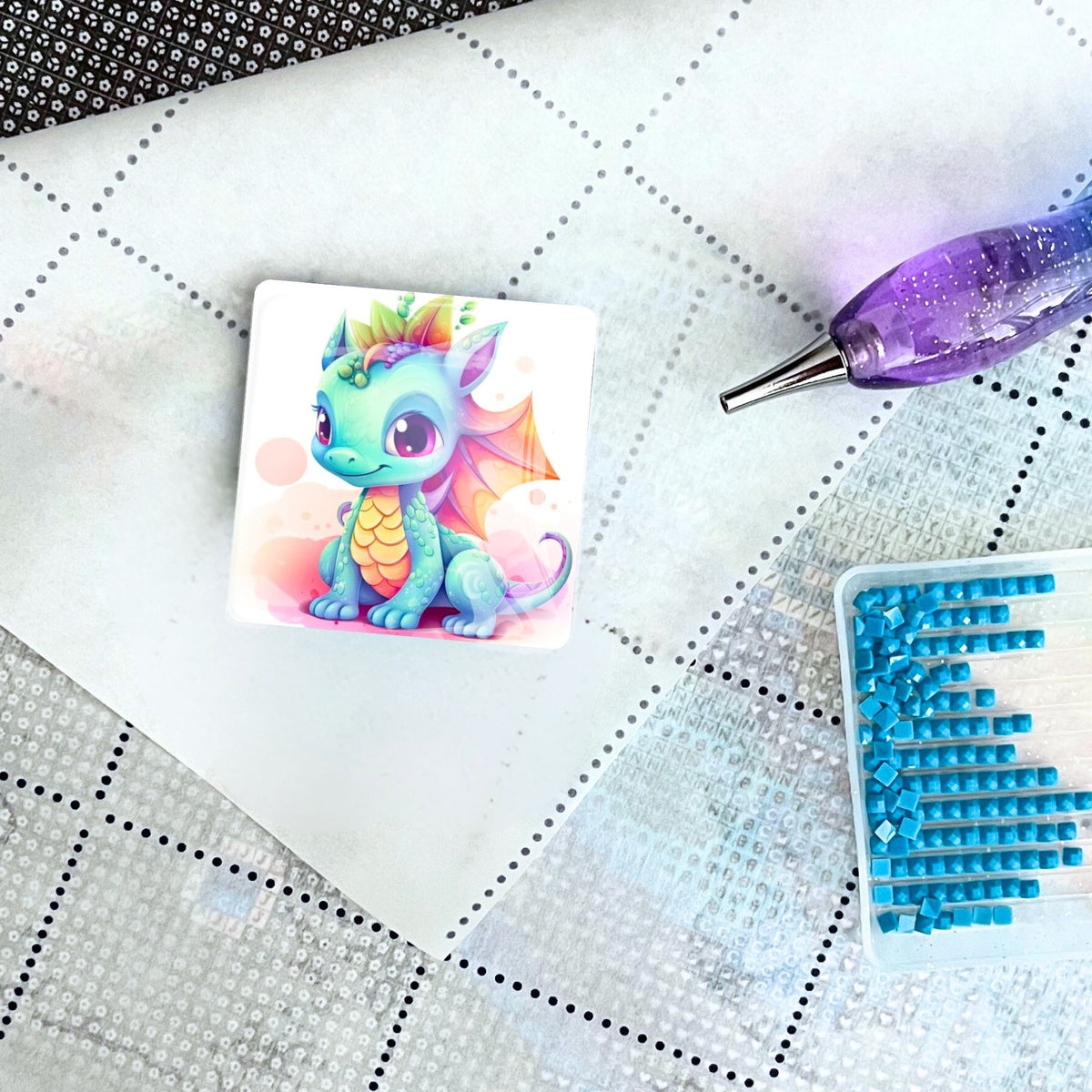 Cover Minder mit Drachen-Motiv auf Diamond Painting Leinwand mit Stift und blauen Diamanten