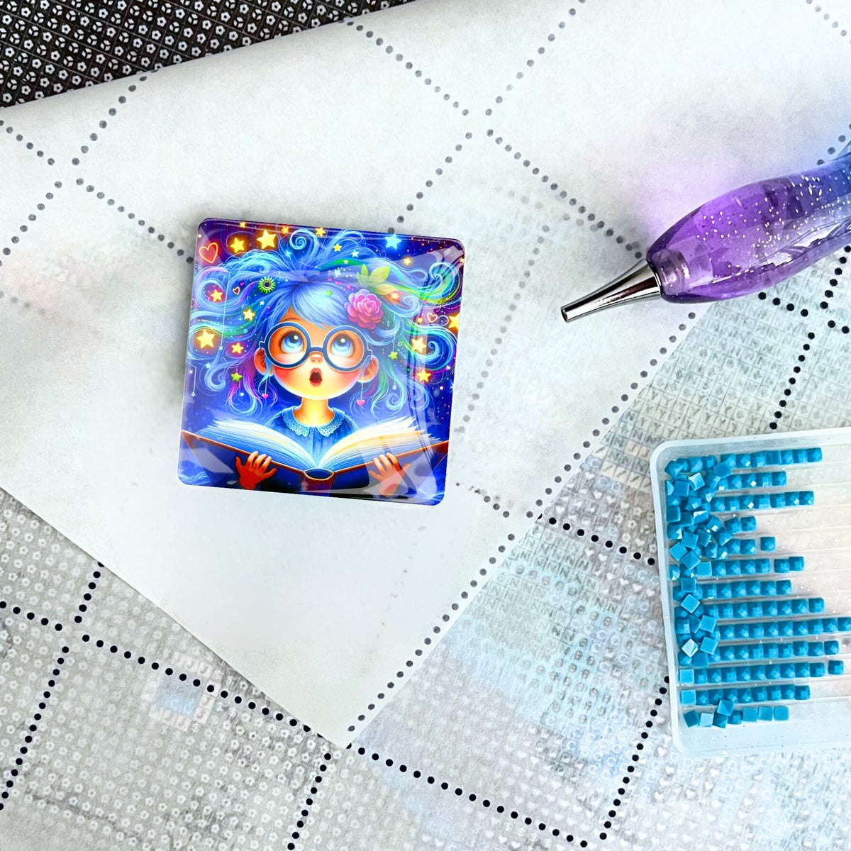 Diamond Painting Cover Minder Lesemaus Josephine auf Leinwand mit Glitzer-Stift und blauen Diamanten