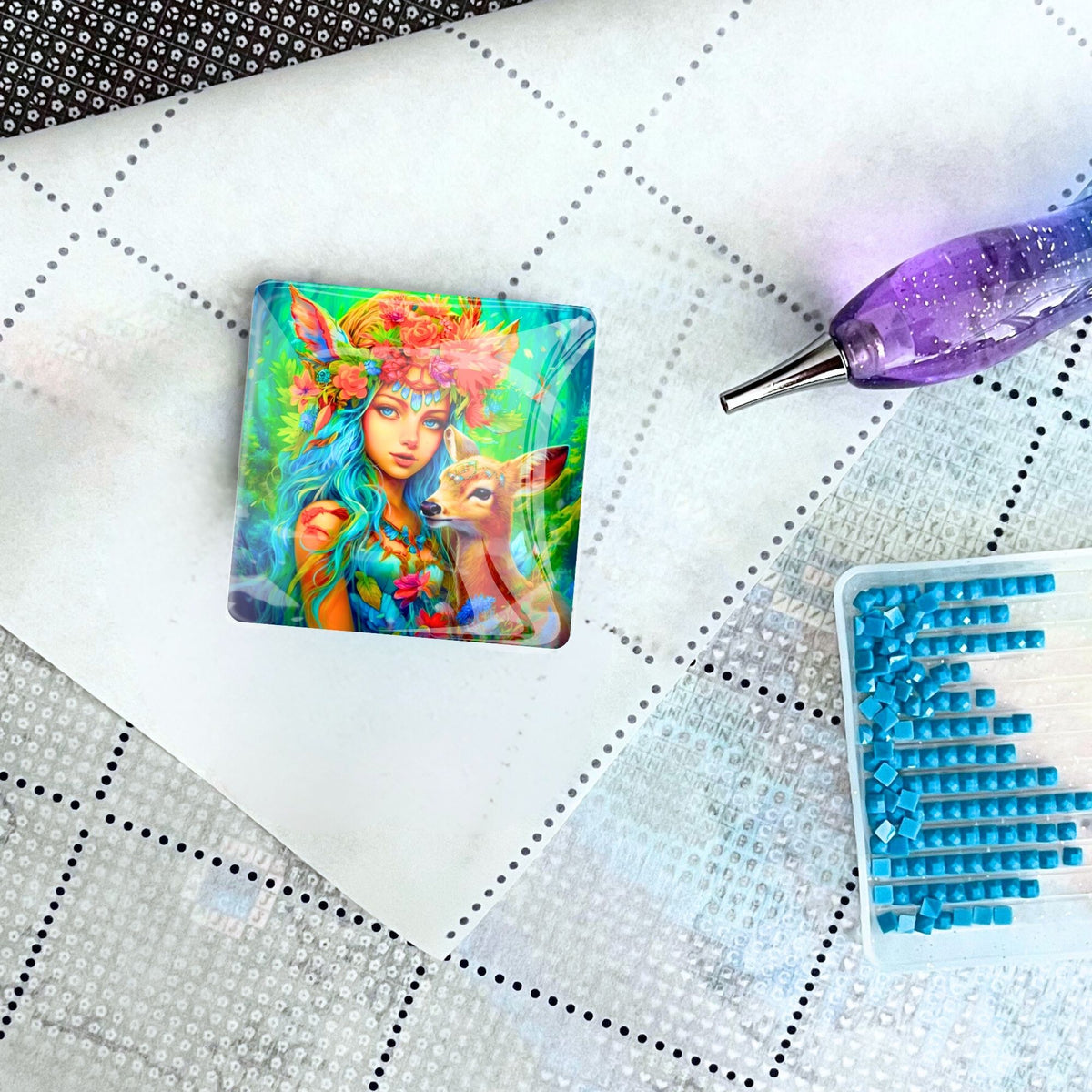 Quadratischer Diamond Painting Cover Minder Waldmädchen mit Glasmagnet beim Diamond Painting Zubehör auf Leinwand