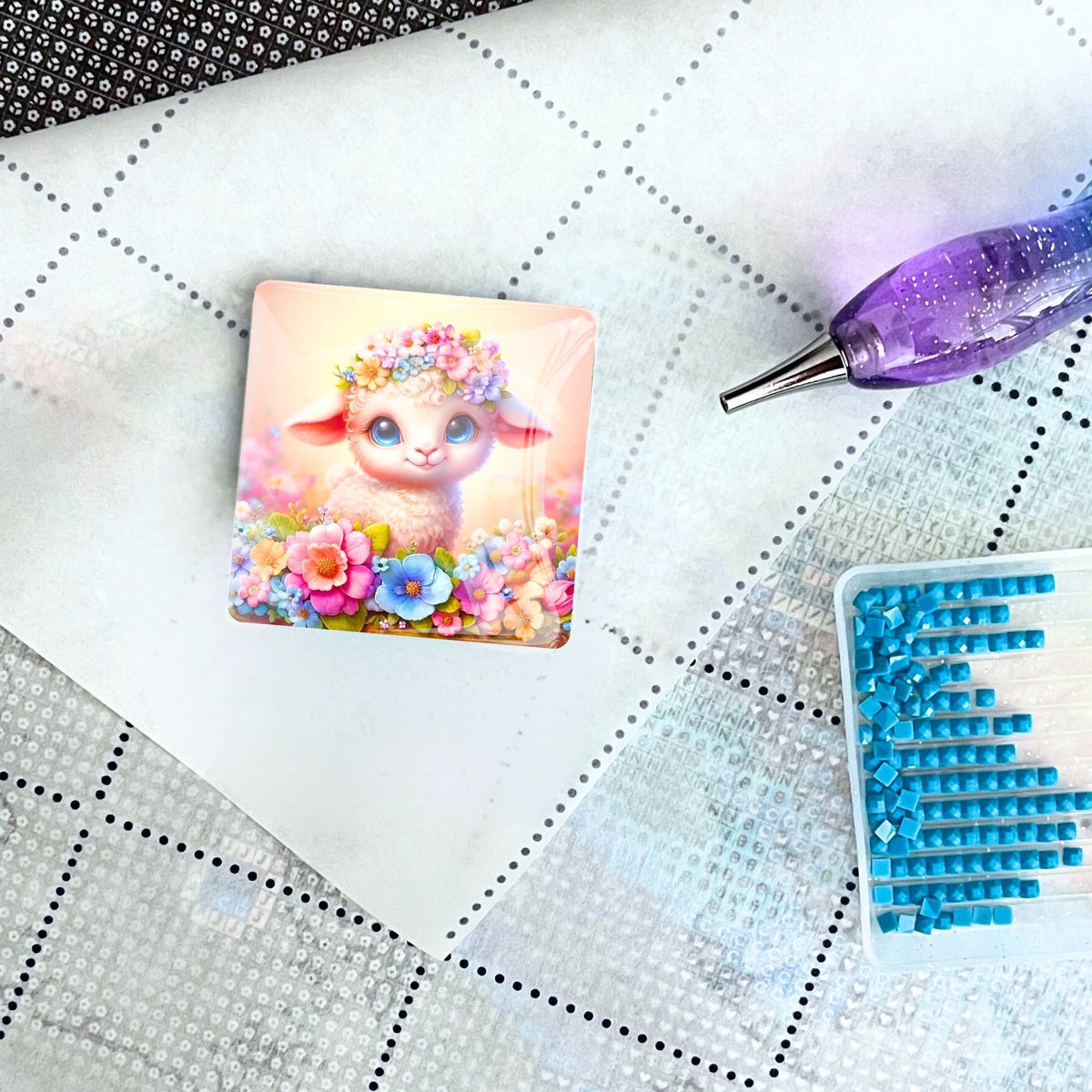 Glas-Coverminder Osterlämmchen Lupina für Diamond Painting Zubehör auf einer Leinwand mit Stift und Glitzersteinen