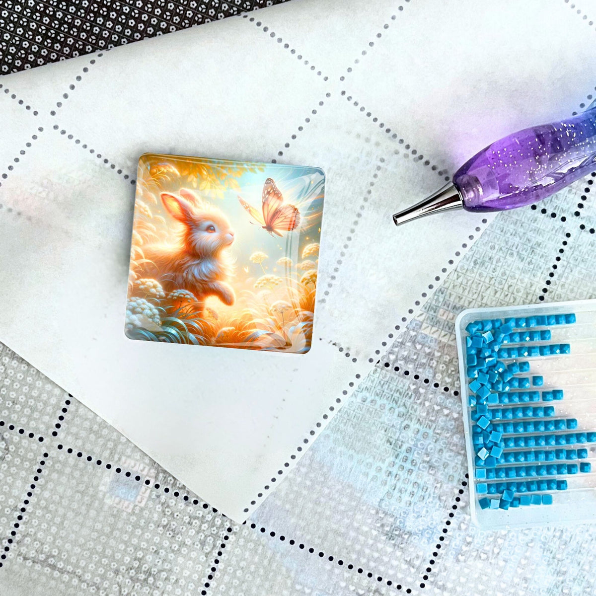 Glas Cover Minder Häschenfreunde für Diamond Painting mit buntem Motiv, Diamanten Werkzeug und blauen Steinchen