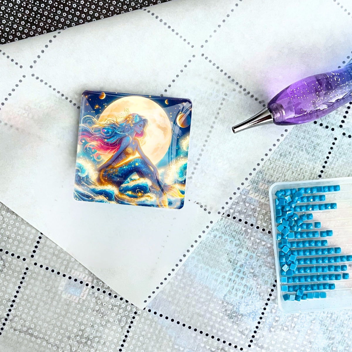 Glas Cover Minder mit Meerjungfrau Motiv für Diamond Painting auf einer Leinwand mit Stift und blauen Diamanten