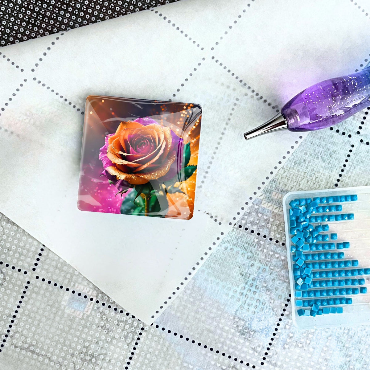 Quadratischer Colorful Rose Cover Minder auf einer Diamond Painting Leinwand mit Stift und blauen Glitzersteinen
