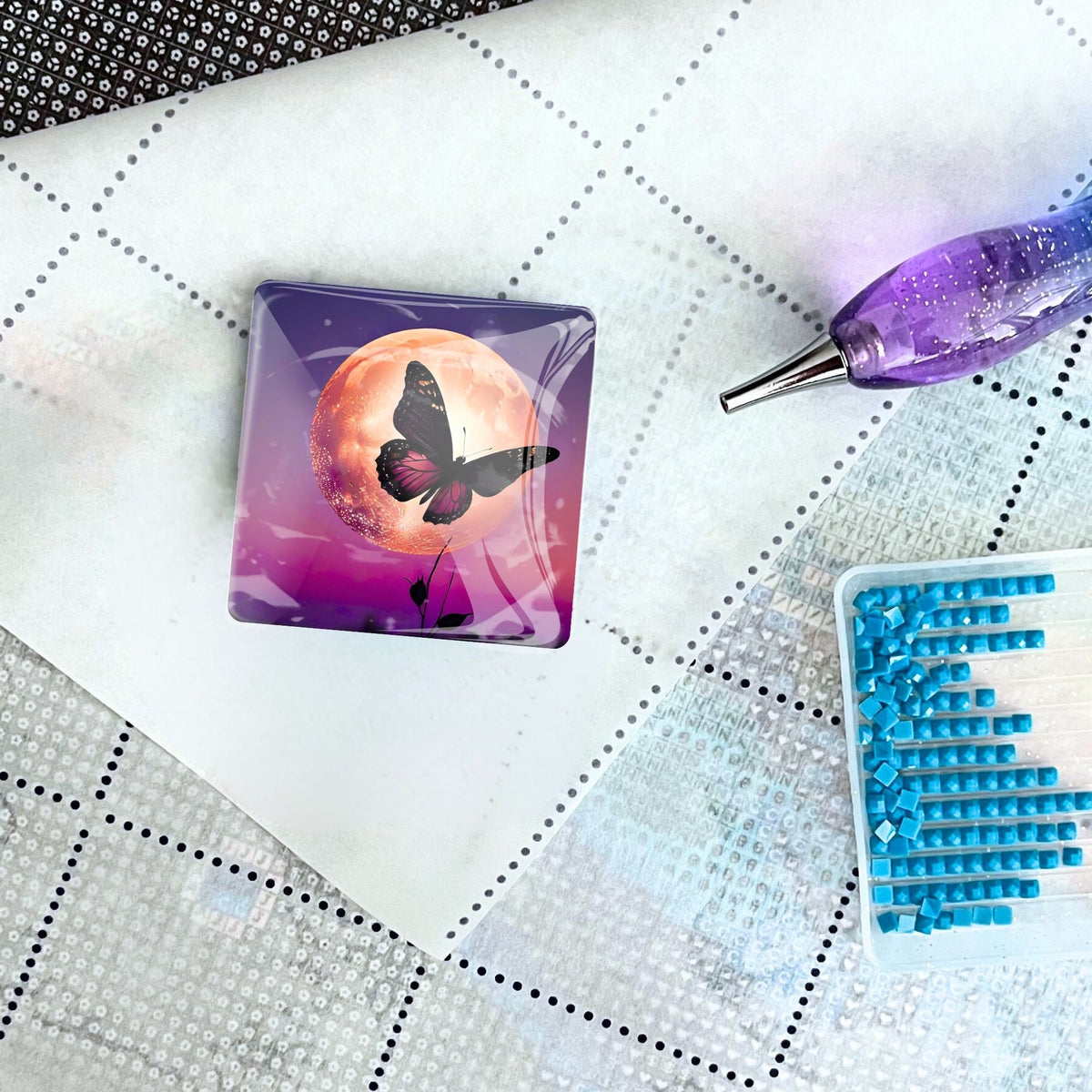 Diamond Painting Cover Minder Nightfly mit Schmetterling-Motiv auf Leinwand mit Glitzerstift und Steinchenschale