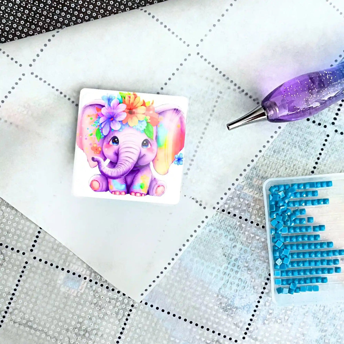 Blumenelefant Diamond Painting Cover Minder als Magnet auf einer Leinwand mit Stift und blauen Diamanten