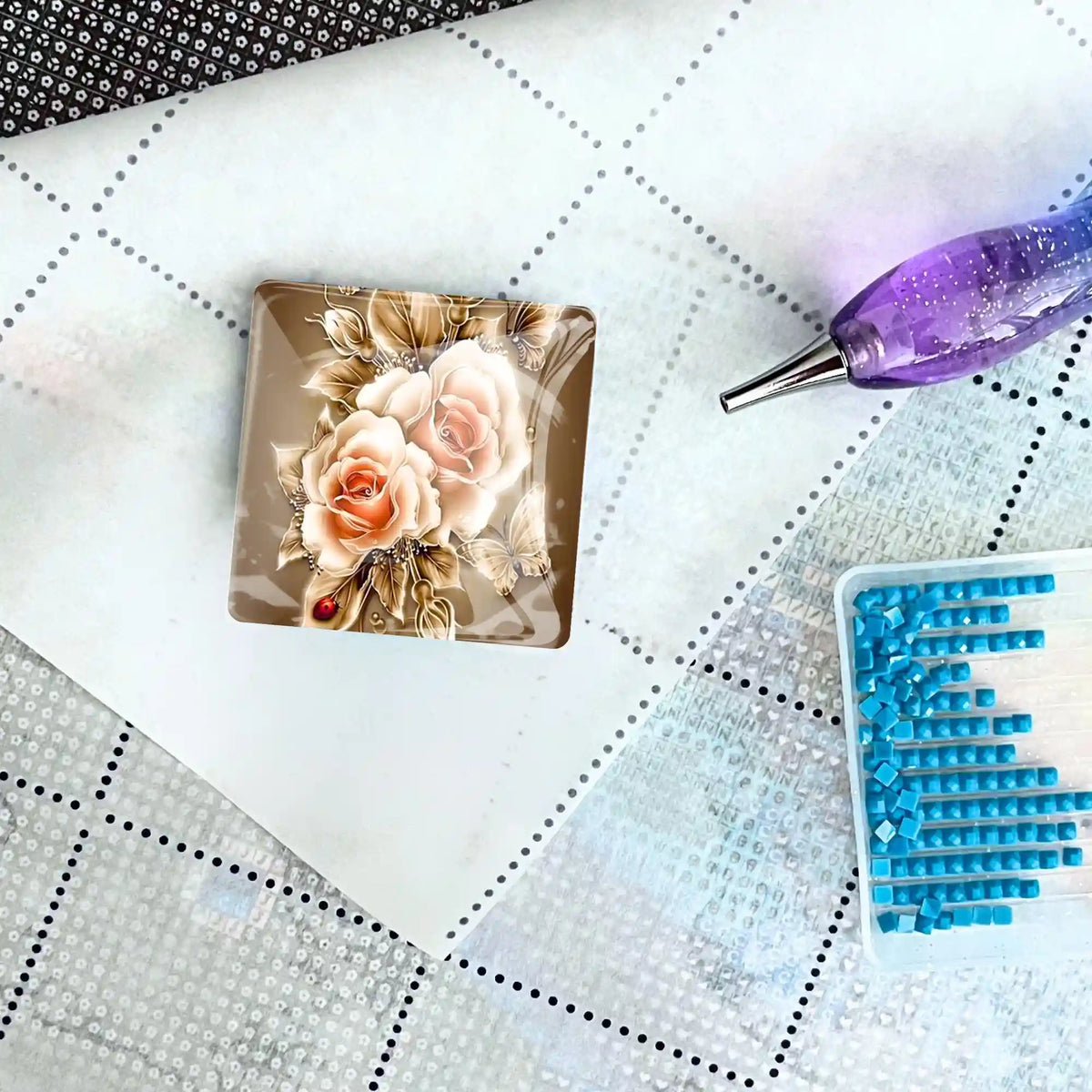 Goldener Rosen Cover Minder als magnetische Halterung für Diamond Painting auf einer Leinwand mit Stift und Steinen