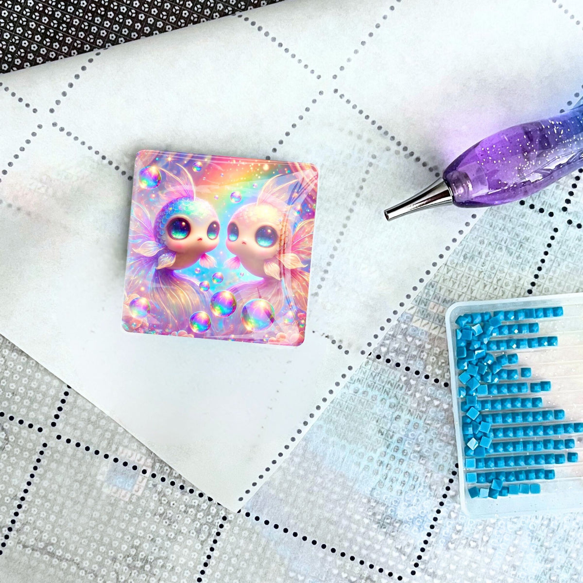 Magischer Coverminder Fairydust für Diamond Painting mit niedlichem Fisch-Motiv, Glitzer-Stift und blauem Steinchen-Set.