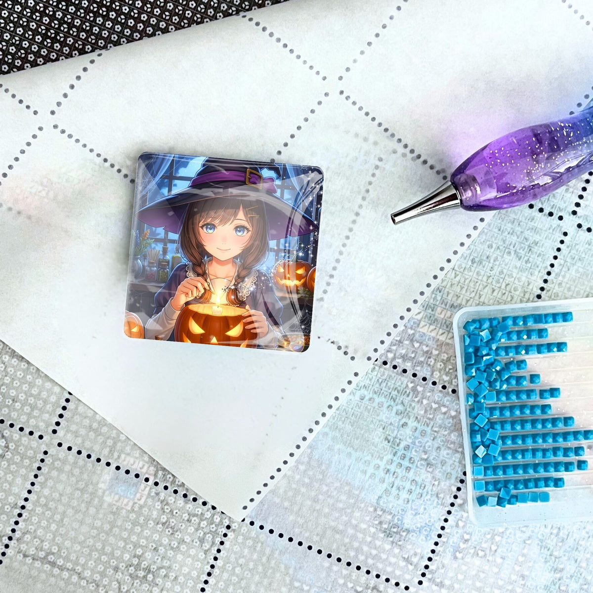 Little Sabrina Diamond Painting Cover Minder als magnetischer Helfer auf einer Leinwand mit Stift und Glitzersteinen