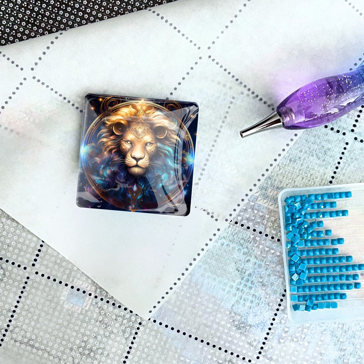 Magischer Cover Minder mit Löwen-Motiv für Diamond Painting Zubehör auf weißer Leinwand mit Stift und Steinchen