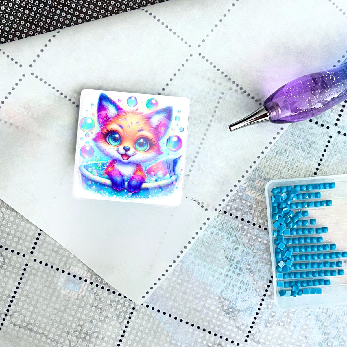 Foxy Fuchs Cover Minder auf einer Diamond Painting Leinwand mit Glitzer-Stift und blauen Diamanten