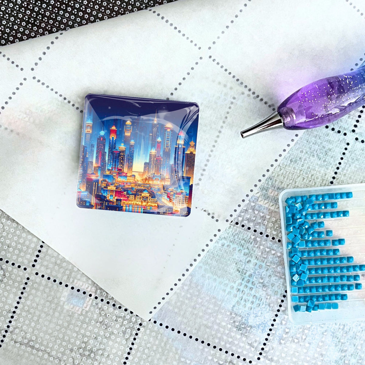 Quadratischer Diamond Painting Cover Minder Stadt der Lichter aus Glas auf einer Leinwand mit Stift und Glitzersteinen