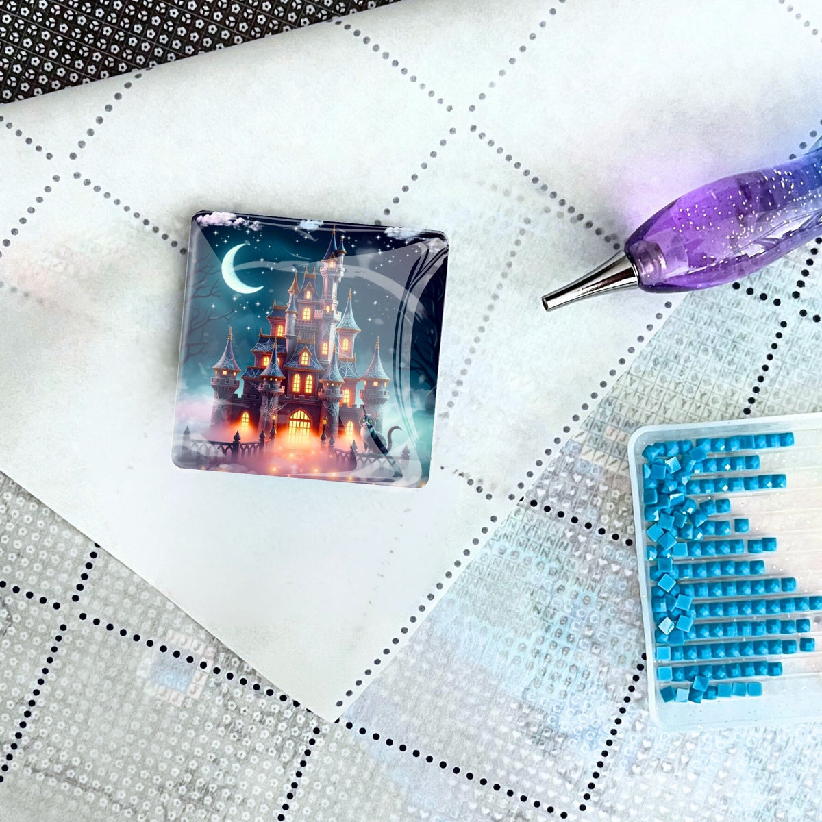 Glas Cover Minder mit Motiv Nachtschloss als praktisches Zubehör für Diamond Painting auf einer Leinwand fixiert
