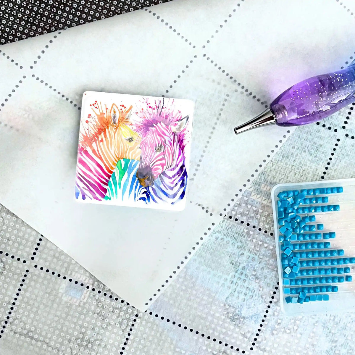 Bunter Zebra Cover Minder für Diamond Painting auf einer Leinwand mit passendem Set-Zubehör und glitzerndem Stift