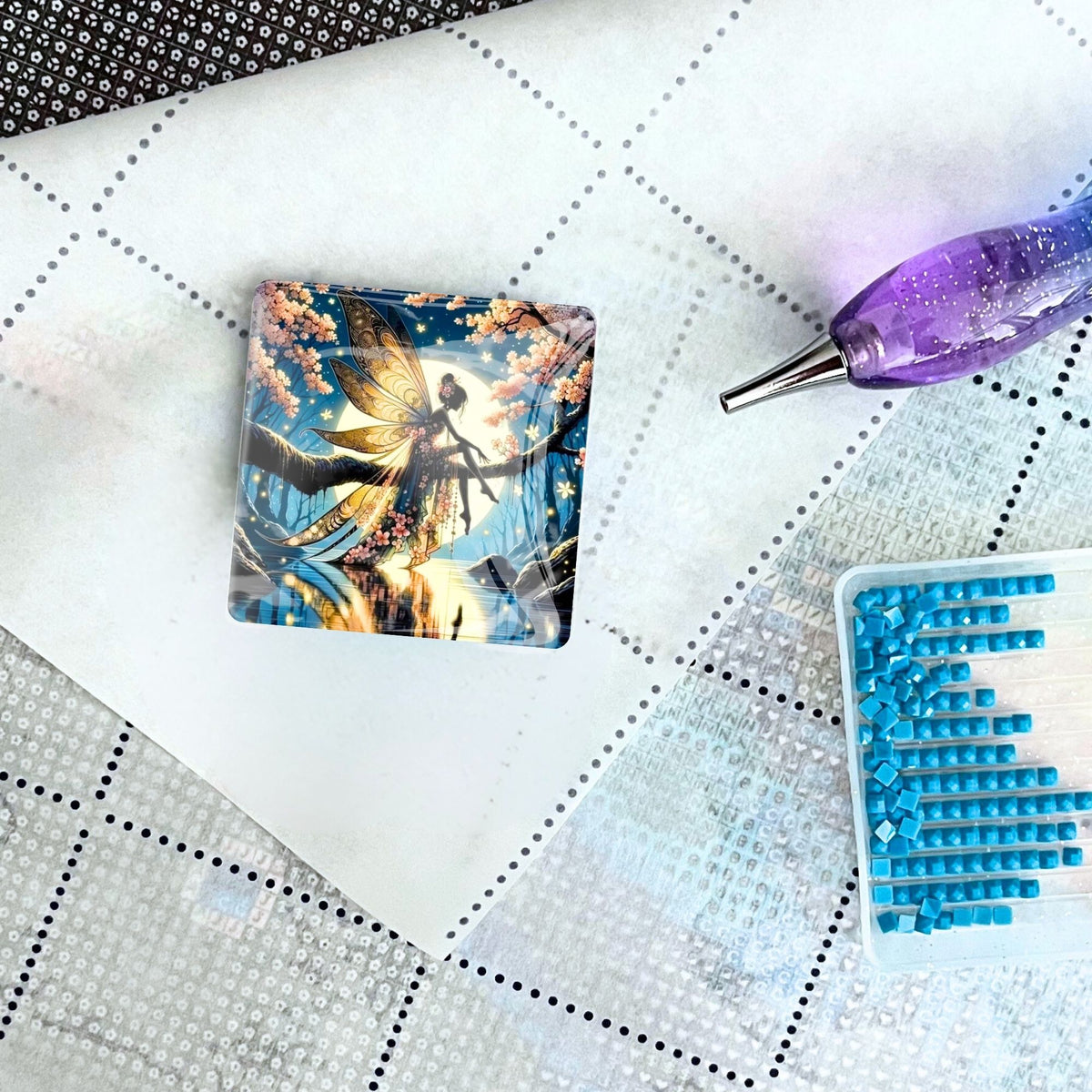 Quadratischer Mondscheinfee Coverminder aus Glas auf Diamond Painting Leinwand mit Glitzer-Stift und blauen Steinchen