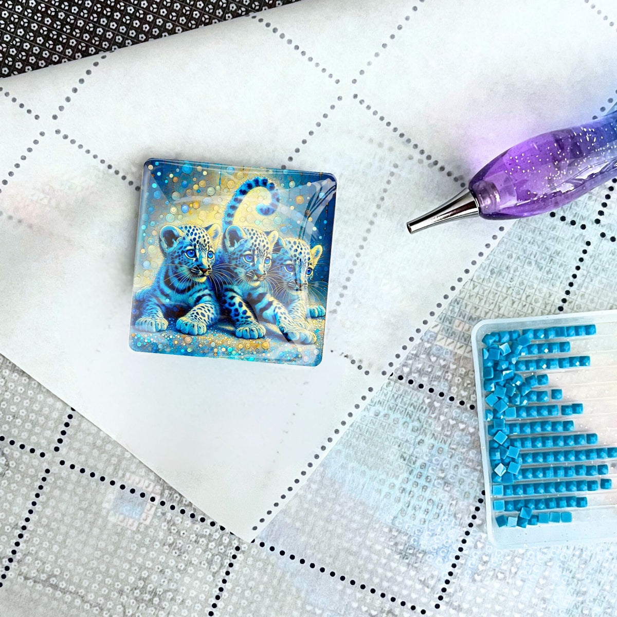 Glas Cover Minder mit Leopardenbabys Motiv als nützliches Diamond Painting Zubehör mit Stift und blauen Steinchen