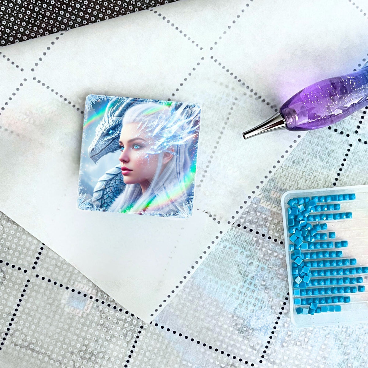 Dragon Queen Cover Minder aus Glas als magnetisches Zubehör für Diamond Painting auf einer Leinwand mit Steinchen.