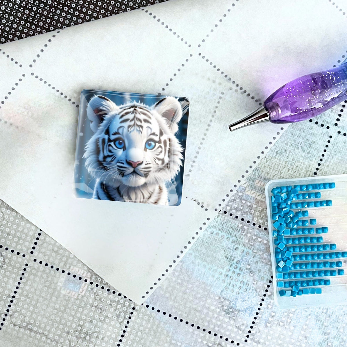 Diamond Painting Cover Minder Schneetigerbaby aus Glas mit Magnet auf einer Leinwand mit Zubehör