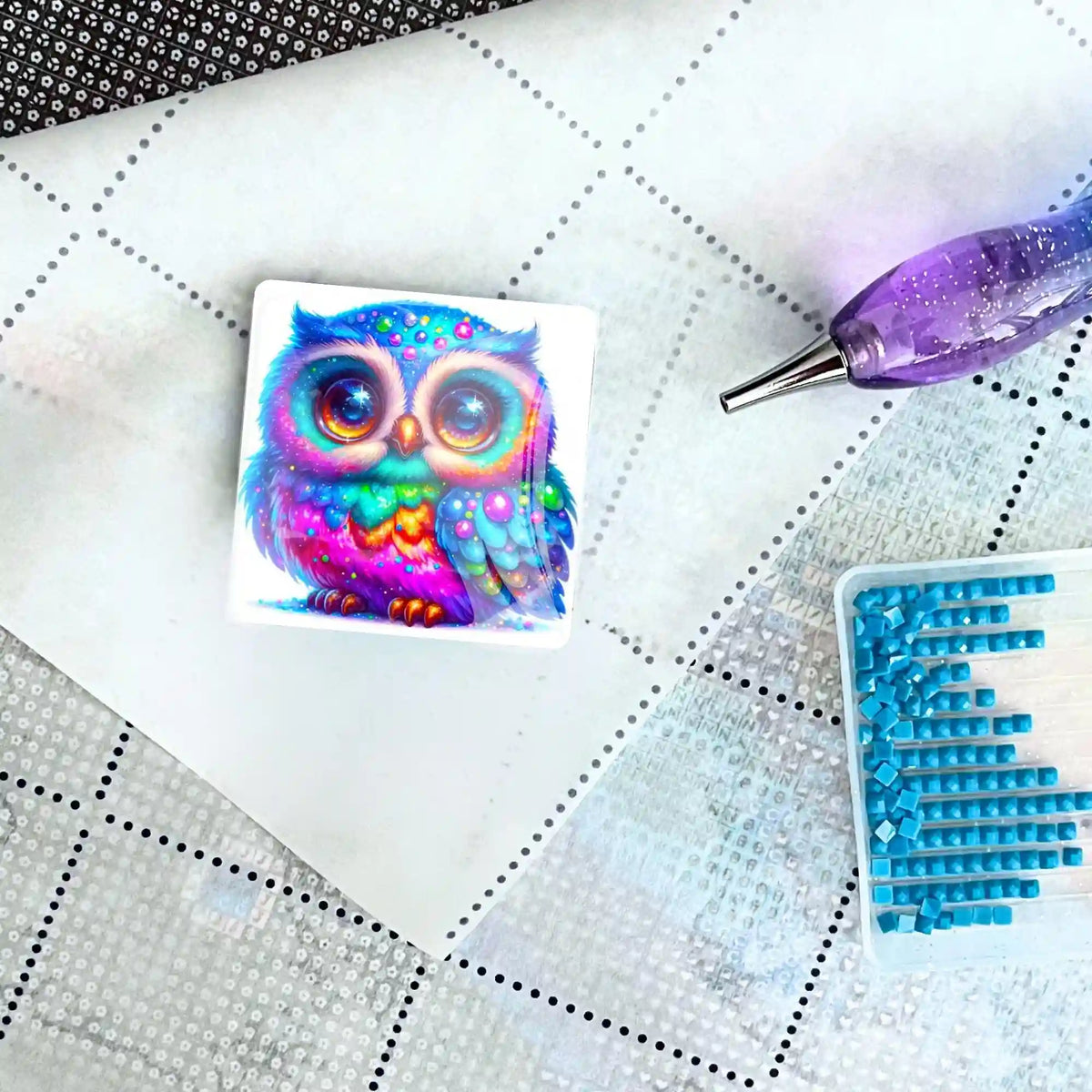 Bunter Eulen-Coverminder auf Diamond Painting Leinwand mit Glitzerstift und blauem Steinchen-Set