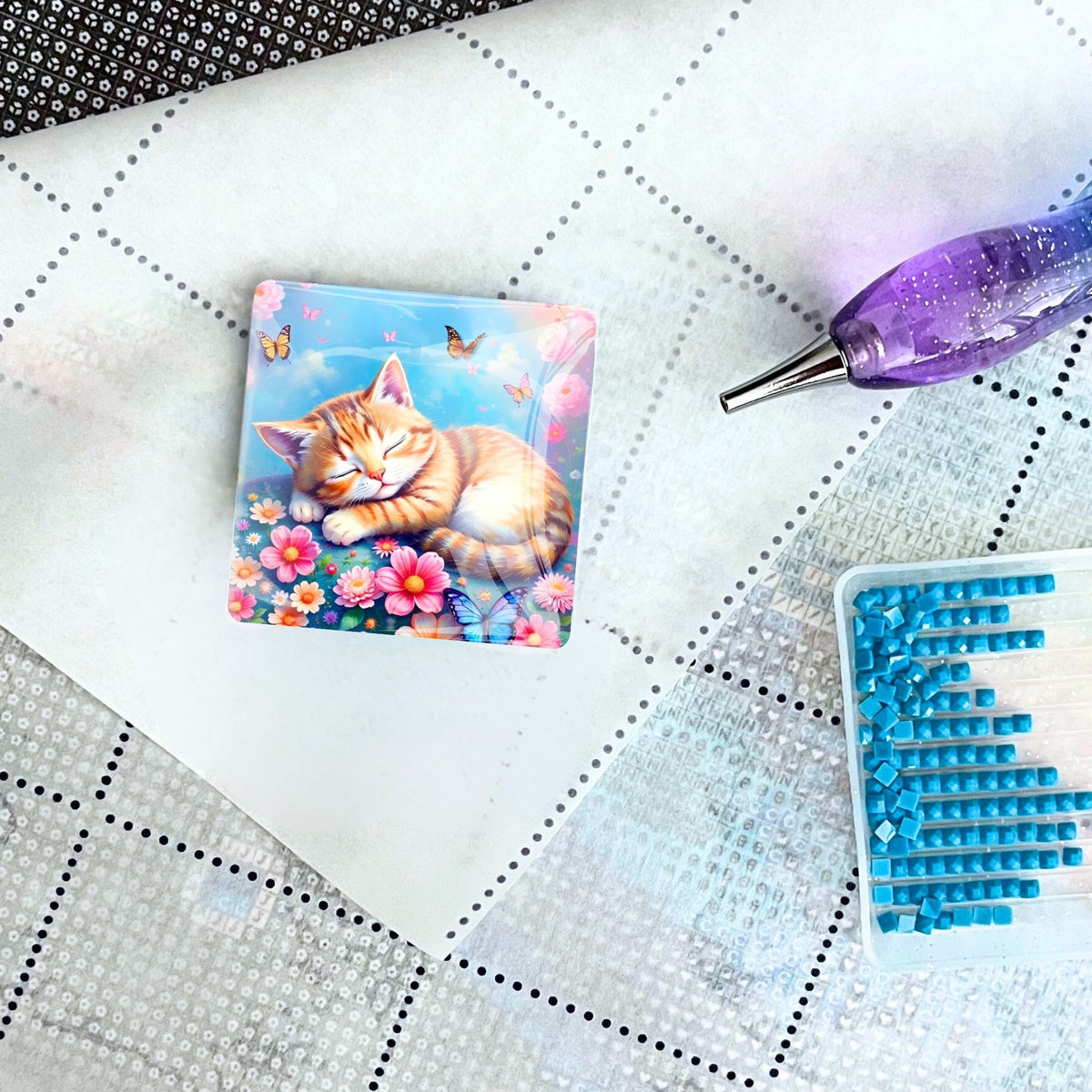Quadratischer Katzen-Coverminder für Diamond Painting auf einer Leinwand mit Stift und blauen Diamanten
