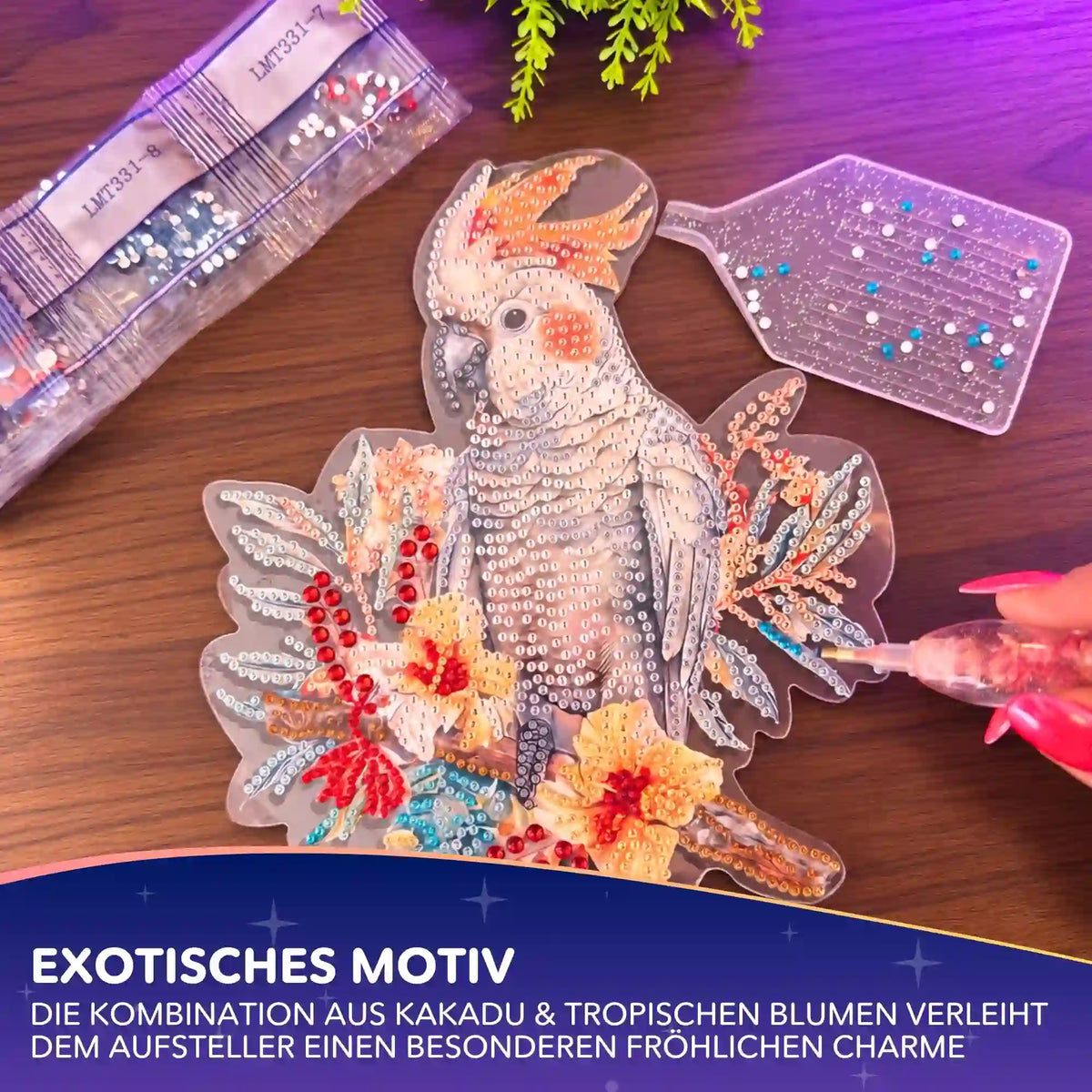 Diamond Painting Aufsteller Kakadu: Tropisches Vogelmotiv wird mit bunten Glitzersteinen verziert.