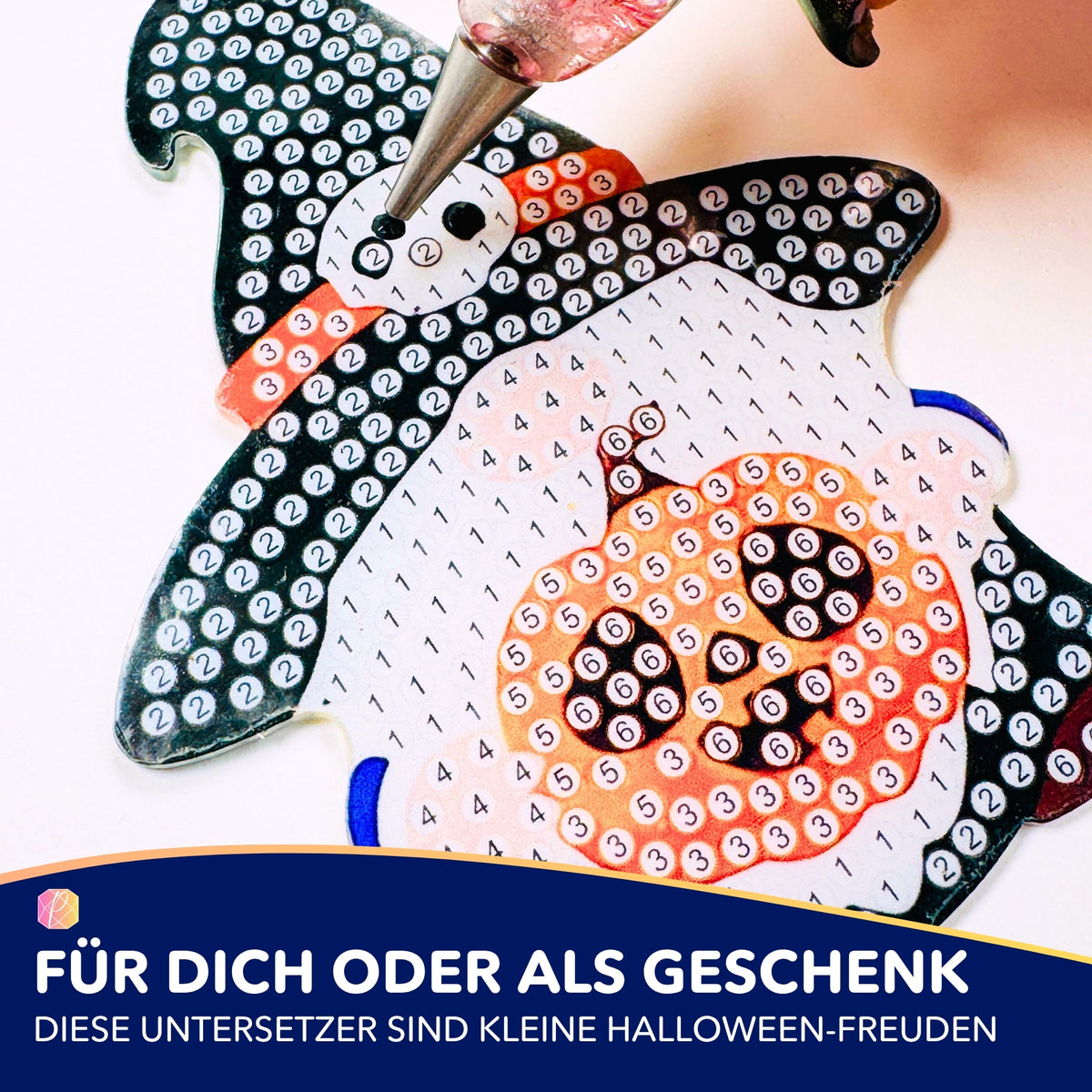 Diamond Painting Untersetzer mit Kürbis-Motiv zu Halloween beim Bearbeiten mit dem Applikator-Stift