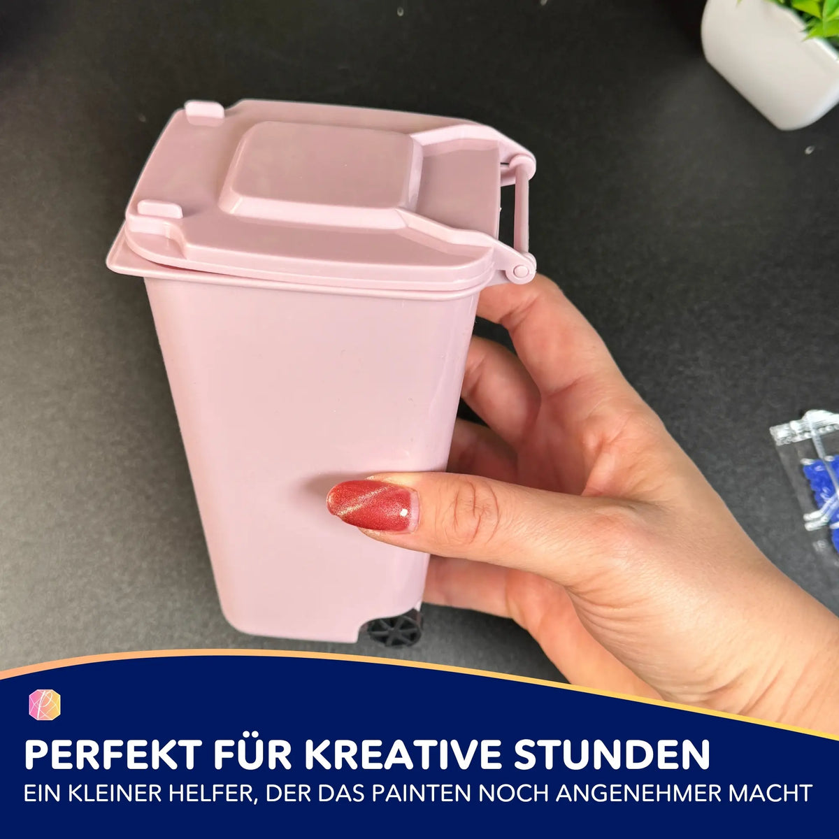 Rosa Mini-Mülleimer als praktisches Diamond Painting Zubehör für Ordnung am Basteltisch bei der kreativen Arbeit.