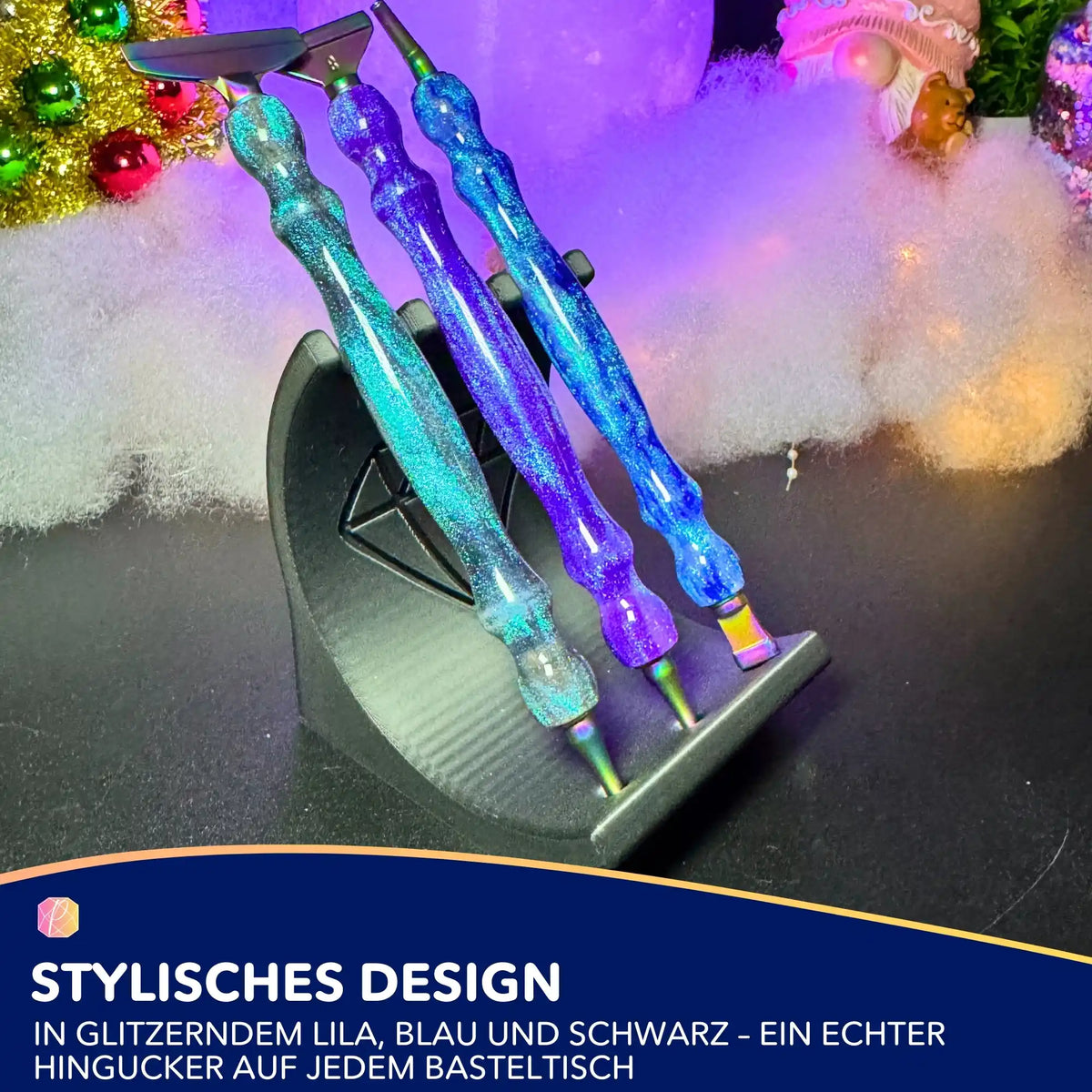 Drei glitzernde Diamond Painting Stifte mit Metall-Aufsätzen in einem Ständer als ergonomisches Diamond Painting Zubehör