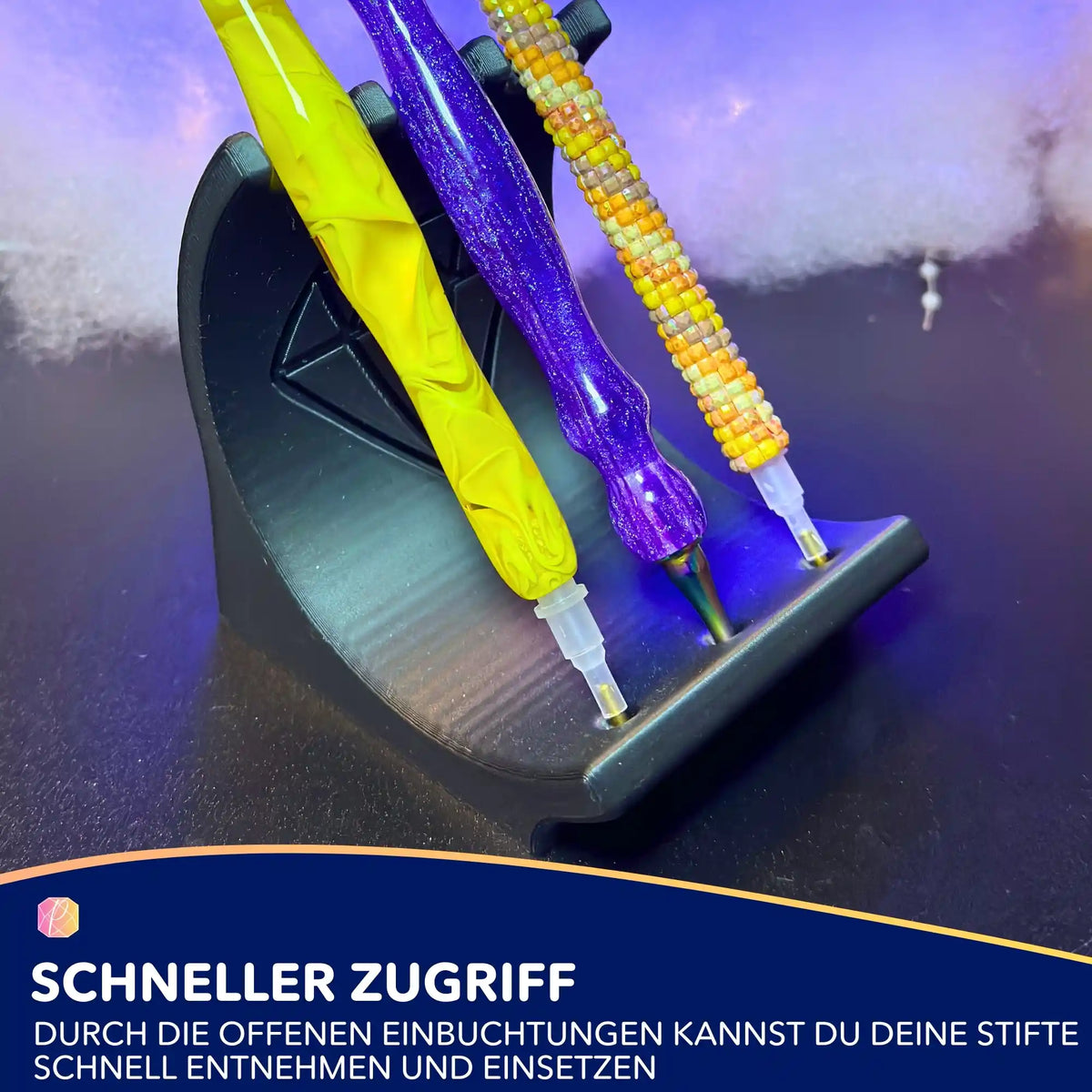 Schwarzer Diamond Painting Stiftehalter für drei Stifte mit Diamant-Motiv als praktisches Diamond Painting Zubehör.
