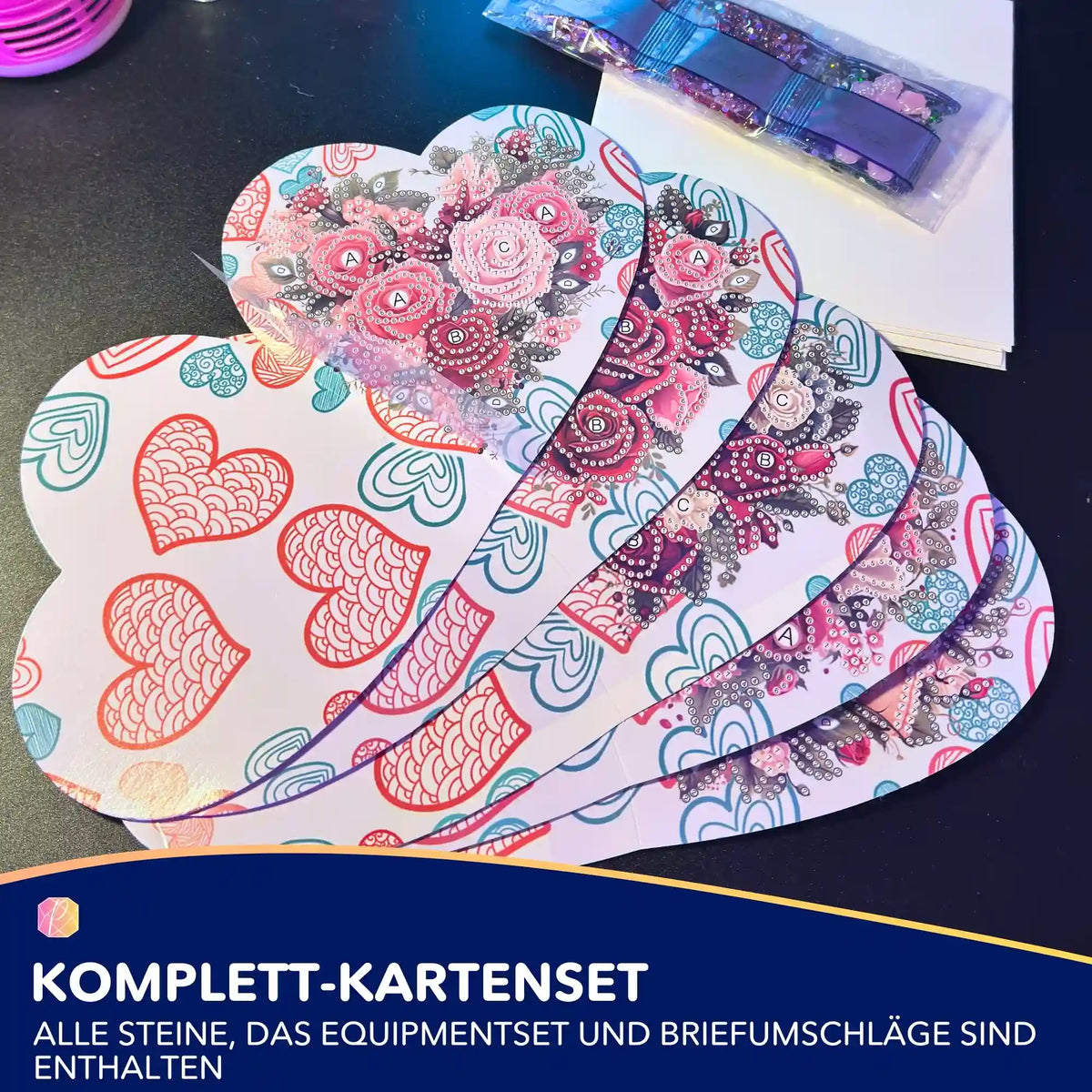Diamond Painting Set mit herzförmigen Geschenkkarten und bunten Glitzersteinen zum Basteln von Liebeskarten.
