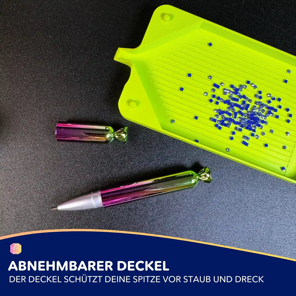 Bunter Diamond Painting Stift im Bonbon-Design mit grüner Ablageschale und blauen Glitzersteinen als Bastelzubehör