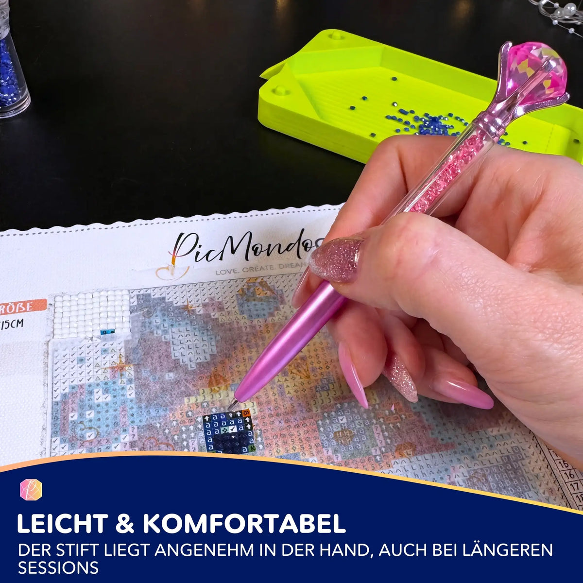 Rosa Diamond Painting Glitzerstift mit Diamant-Applikation bei der Arbeit an einem 5D Diamond Painting Motiv