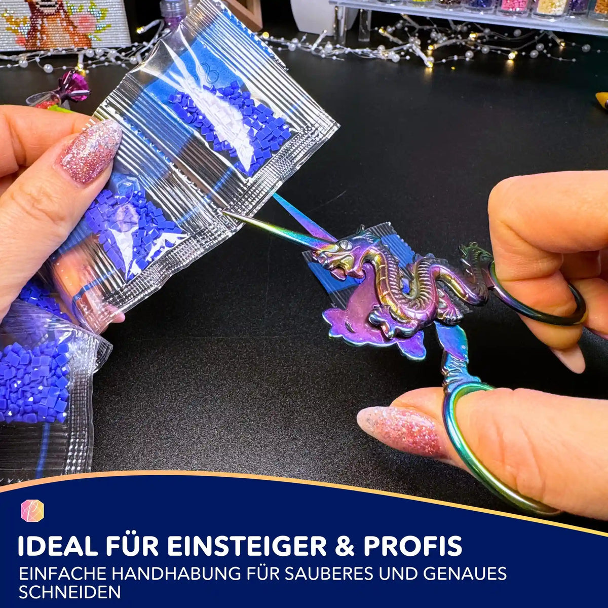 Diamond Painting Schere im Regenbogen Drachen-Design beim Öffnen eines Tütchens mit blauen 5D Diamanten