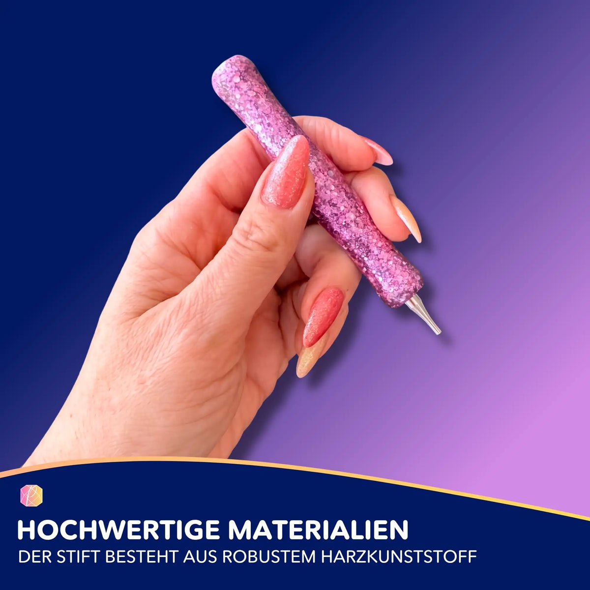 Hand hält rosafarbenen Glitzer-Stift als Diamond Painting Zubehör für 5D Diamanten Painting Projekte