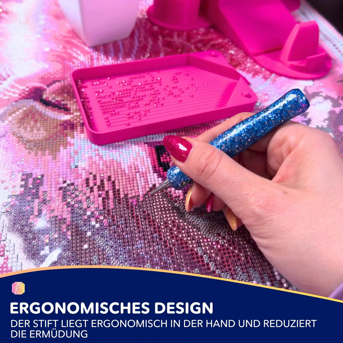 Glitzernder Diamond Painting Stift in Anwendung auf einer Leinwand mit rosa Steinchen und Zubehörschale