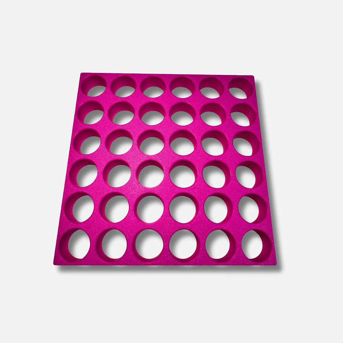 Pinke Döschenwand als Diamond Painting Zubehör für die geordnete Aufbewahrung von Steinchen und Bastel-Dosen.