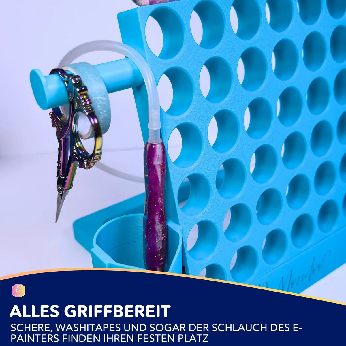 Blaue 3D-gedruckte Diamond Painting Halterung mit Schere, Washitape und E-Painter Zubehör für mehr Ordnung am Bastelplatz.