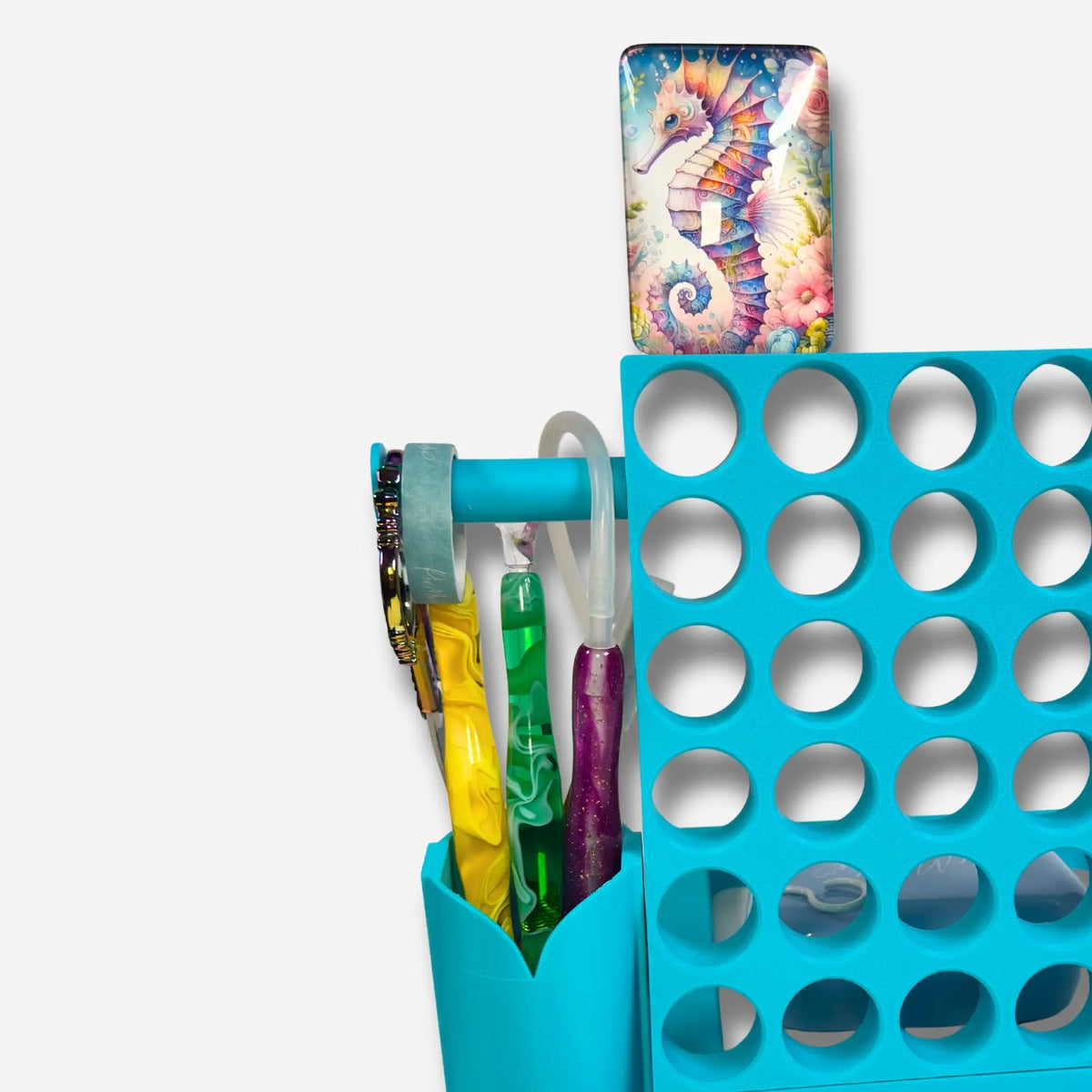 Türkise 3D-gedruckte Halterung für Diamond Painting Zubehör wie Schere, Washi Tape und Stifte an einer Döschenwand