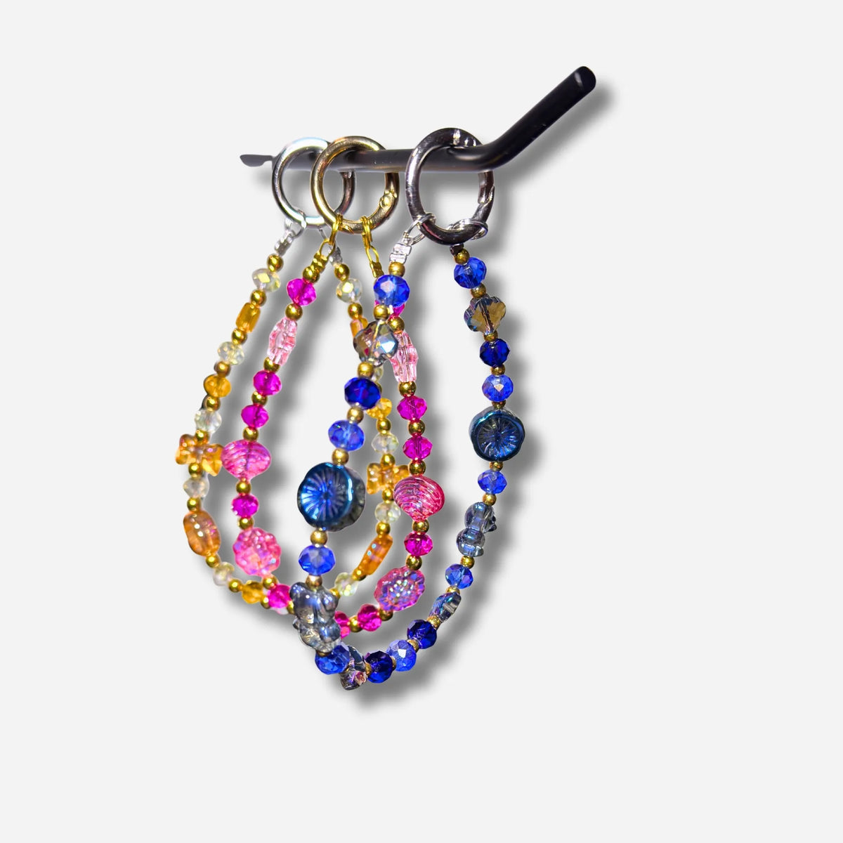 Stylische Handykette von Moni: Buntes, perlenbesetztes Smartphone-Trageband als modisches Accessoire für den Alltag.